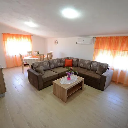 アパート Adriana