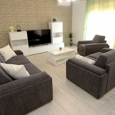 アパート Adriana